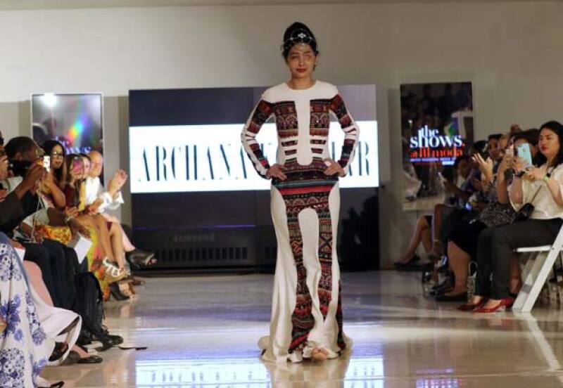 Los invitados al desfile no pararon de aplaudirle a la modelo.