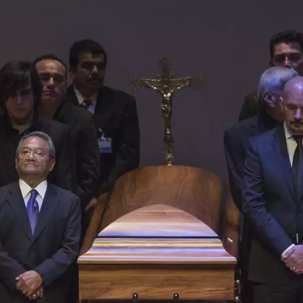 José Manuel, Federico y Julián Figueroa, así como Armando Manzanero y Roberto Cantoral Jr., hicieron guardia al cuerpo de Joan Sebastian.