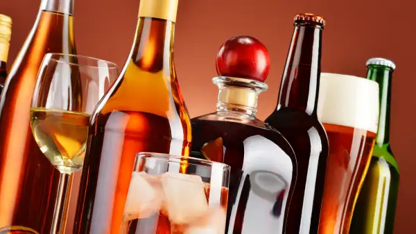 Bebidas alcohólicas en botellas; vino, cerveza y destilados. Foto: iStock. 