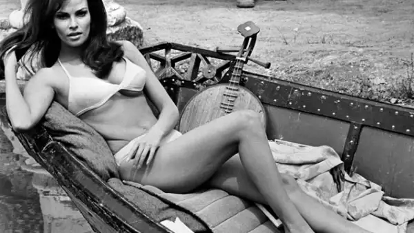 RAQUEL WELCH. A mediados de los 60 fue cuando la actriz logró captar la atención al firmar para la 20th Century Fox y desde entonces fue reconocida como un símbolo sexual, de hecho Hugh Hefner, dueño de la revista para hombres Playboy, la puso en la portada en ese entonces como `La mujer más deseada de los 70´.