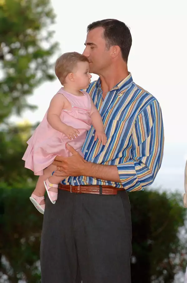 El rey siempre se ha distinguido por ser un papá que no duda expresar el cariño ahacia sus hijas en público.