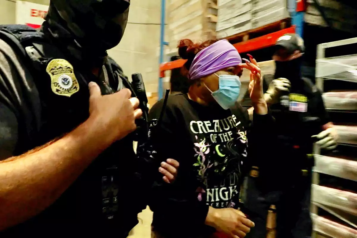 Una mujer es detenida durante una redada por EE. UU. Inmigración y Control de Aduanas (ICE) en una planta de producción de carne de Glenn Valley Foods en Omaha, Nebraska, EE. UU. 10 de junio de 2025 en una imagen fija del vídeo. Estados Unidos Inmigración y Aduanas/Folleto a través de REUTERS.