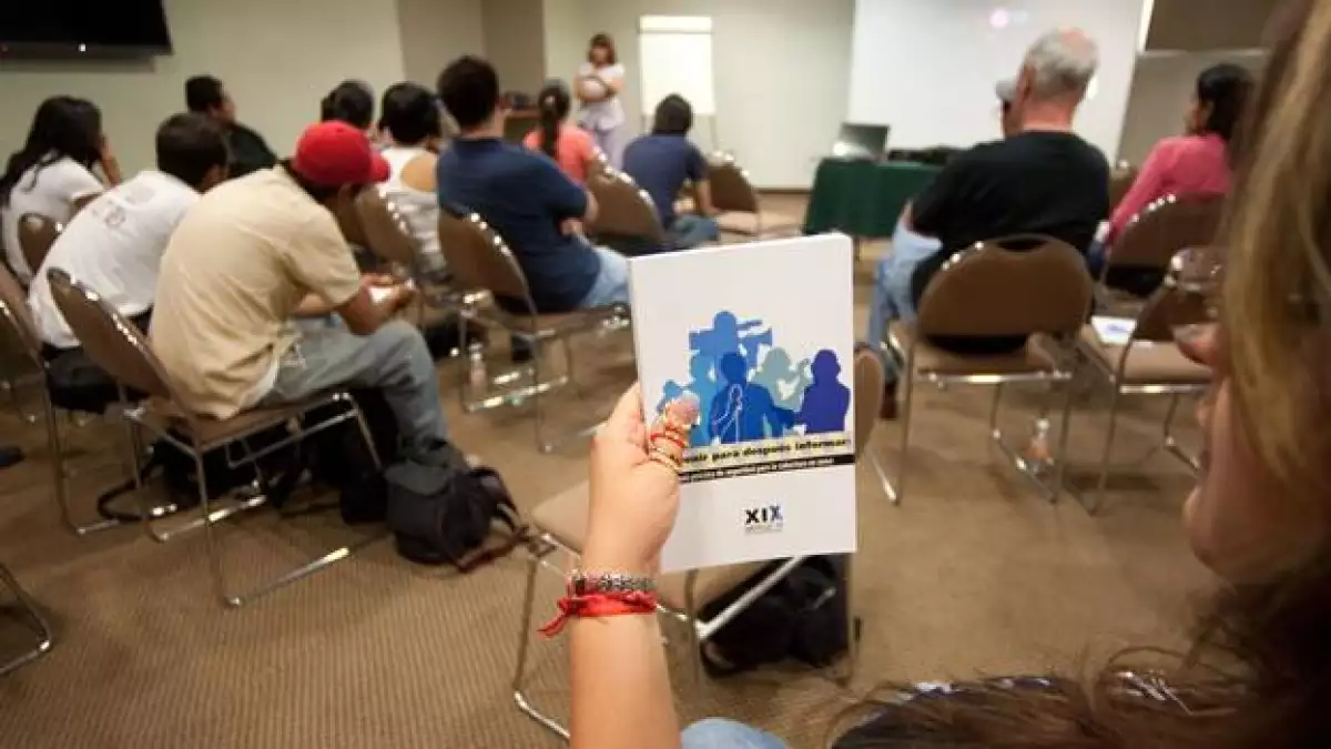 Periodistas toman un taller
