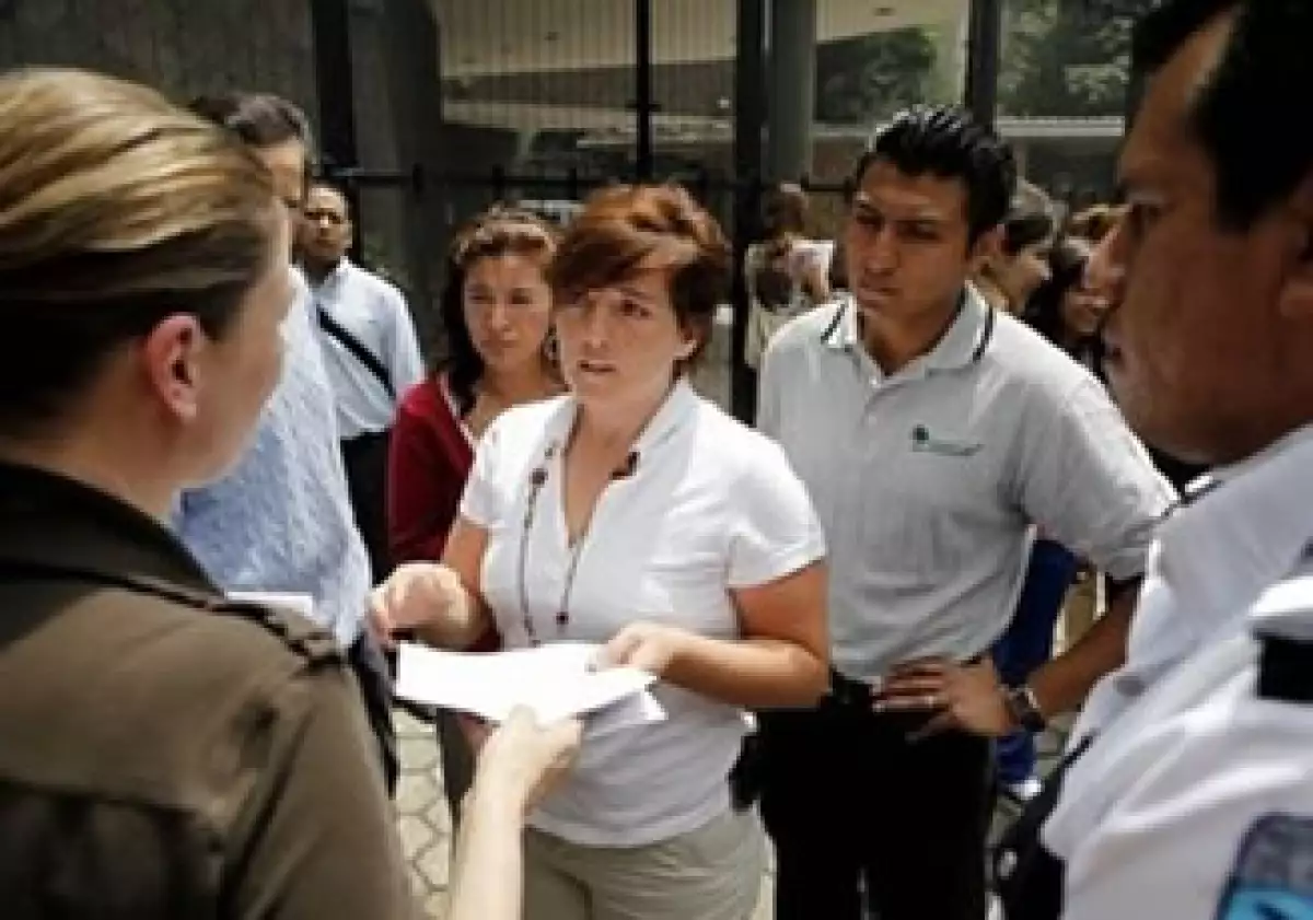 Algunas de las cientos de personas que han acudido a solicitar su visa a la Embajada canadiense, único lugar para realizarlo en todo el país, han dicho sentirse tratadas mal por el personal que las atendió. (Foto: AP)