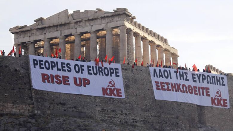 El 27 de abril la agencia calificó a su deuda de “basura”. En la foto se lee “Europa, levántate”.