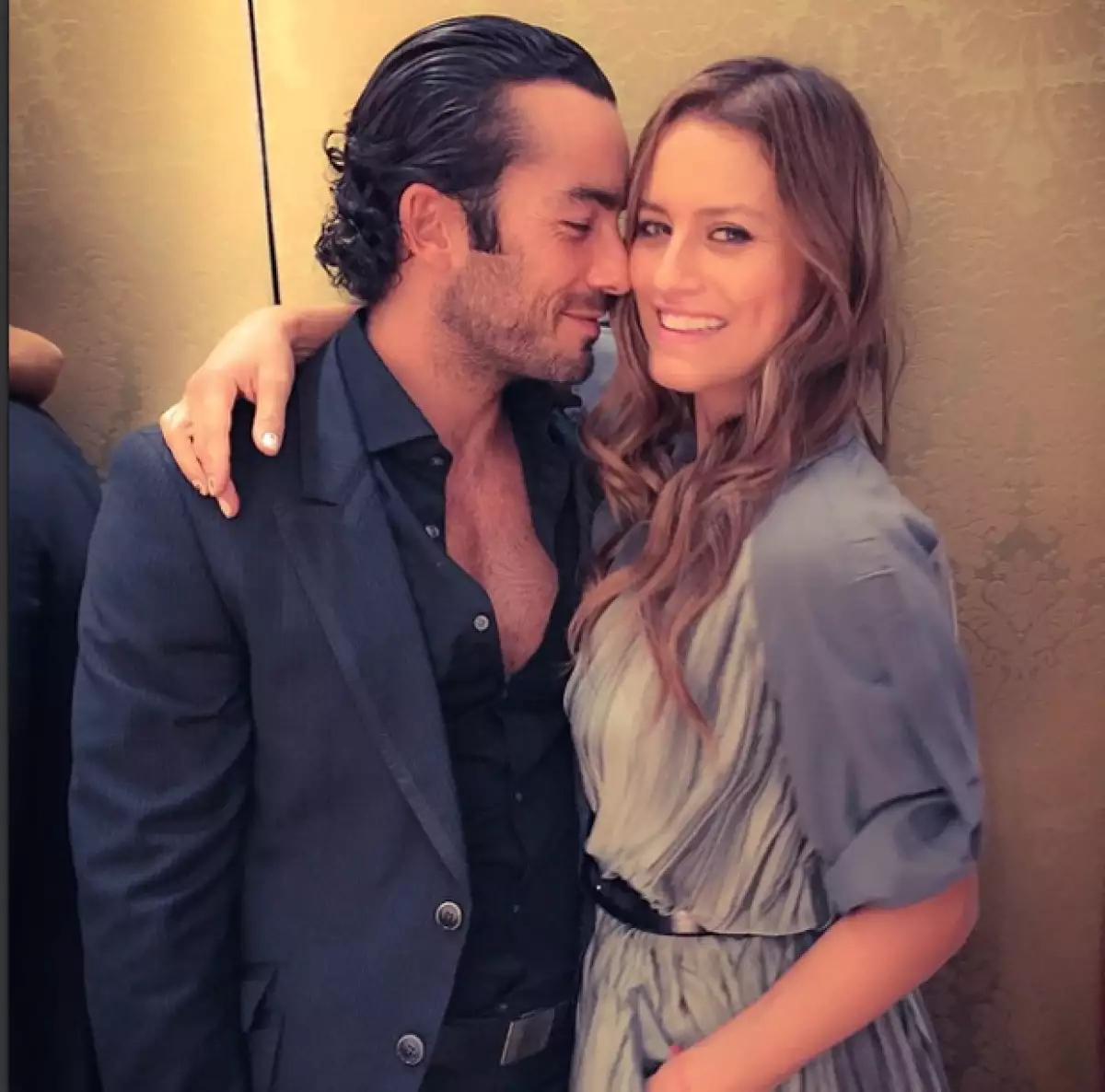 El actor mexicano confesó que ya está casado con la argentina, con quien tiene dos adorables hijas: Erin y Regina.