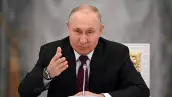 Vladimir Putin, un hombre mayor, blanco, con poco cabello rubio, da un discurso. 