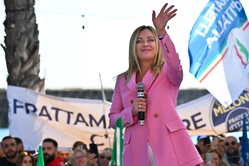 Giorgia Meloni, la líder de la ultraderecha italiana saluda mientras pronuncia un discurso el pasado 23 de septiembre