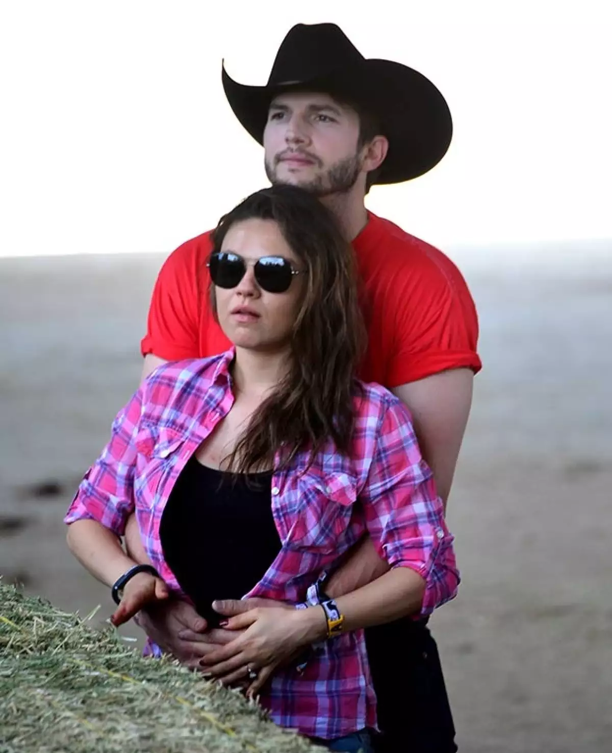 Según reveló una fuente a People, el actor no se separa ni un momento de su prometida con la finalidad de asegurarse de que esté cómoda en todo momento.