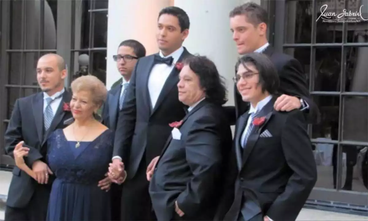 Por si ni lo sabías, Juan Gabriel tuvo 1 hijo biológico y 4 adoptados: Alberto Aguilera Jr., Iván Gabriel, Joan Gabriel, Hans Gabriel y Jean Gabriel.
