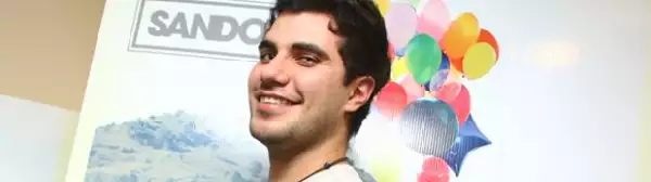 Enrique tocaba la batería en varias bandas de rock, como "Víctimas del doctor Cerebro", "Los Amantes de Lola".