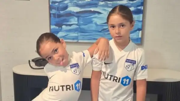 Paula y Emilia, de siete años, jugaron sus primeros partidos oficiales de futbol y ganaron.