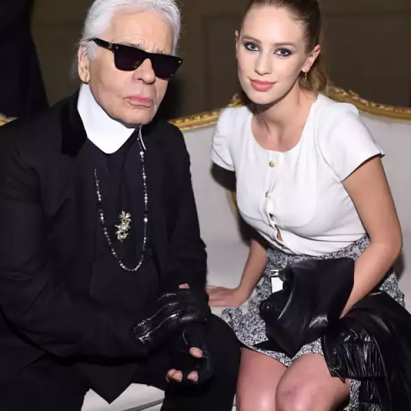 Dylan Penn se unió a las famosas que se tomaron foto con  Karl Lagerfeld.