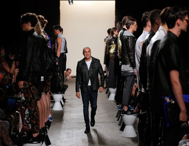 El diseñador al cerrar el desfile.