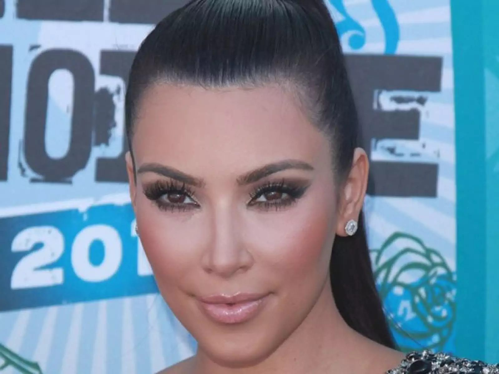 Para lucir una boca sensual crea una en forma de corazón como la de Kim Kardashian, con la ayuda de un pincel define la silueta de tus labios.