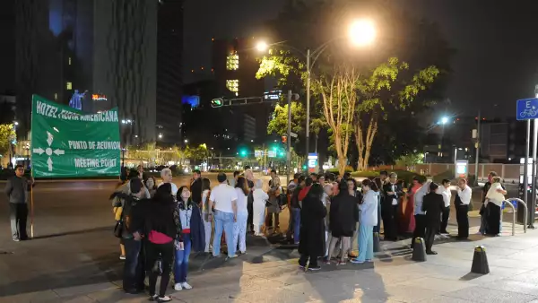 Algunas personas salieron a las calles de la Ciudad de México al activarse la alerta sismica.