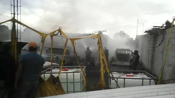 Explota una bodega en donde se almacenaban bidones de gasolina robada en el municipio de Los Reyes de Juárez. Febrero 2016.