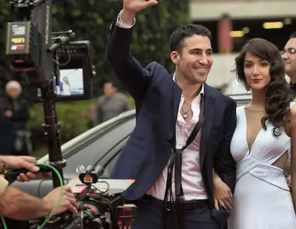 Erendira Ibarra junto al actor español Miguel Ángel Silvestre