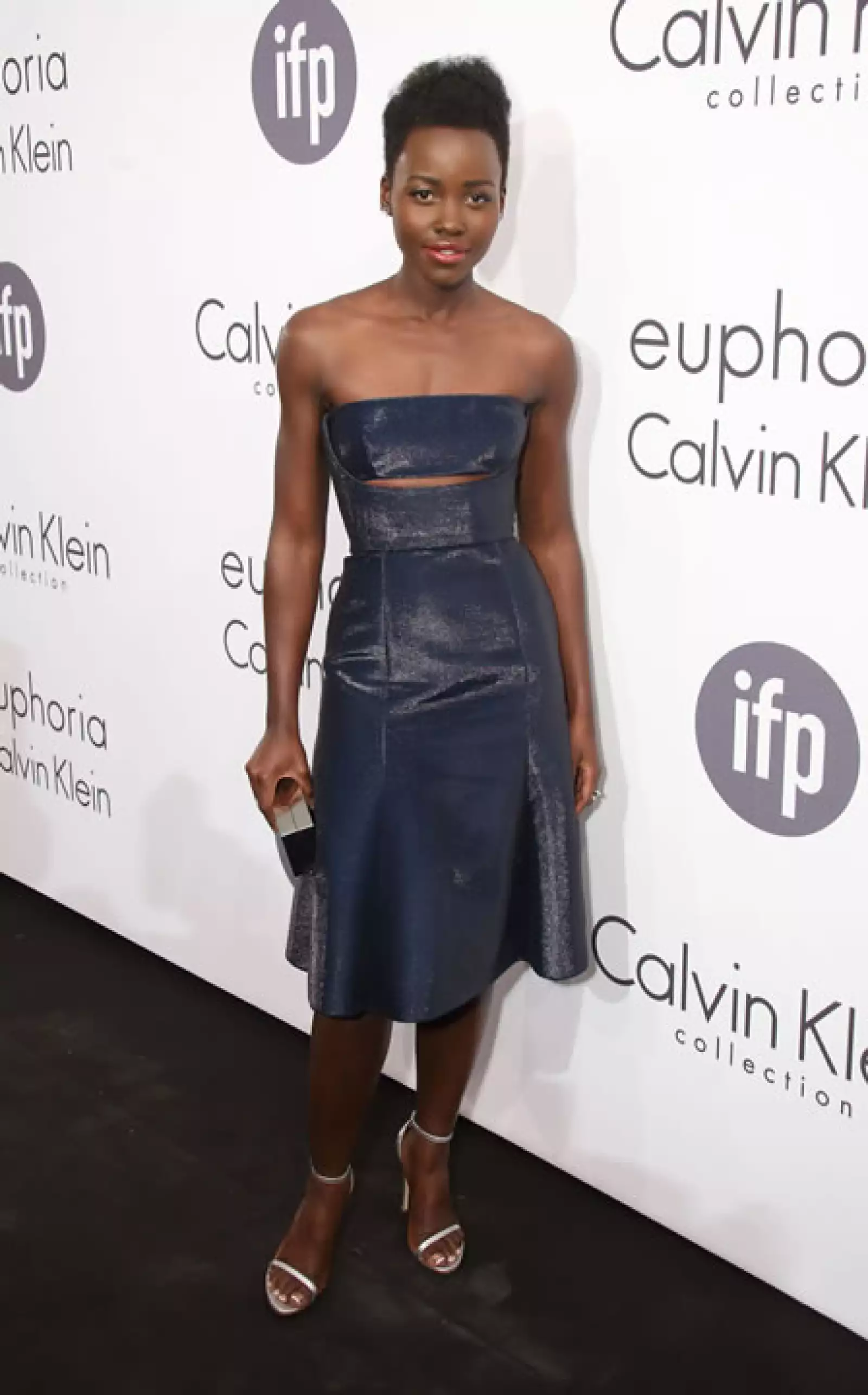 Lupita Nyong´o- Acudió a la fiesta de Calvin Klein llevando un vestido de la misma marca, su makeup lo mantuvo en tonos naturales.