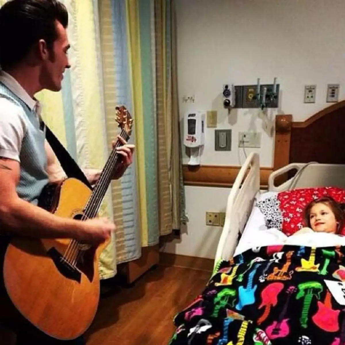 Drake recordó un momento nostálgico al cantarle y tocarle la guitarra a una pequeña en el hospital.