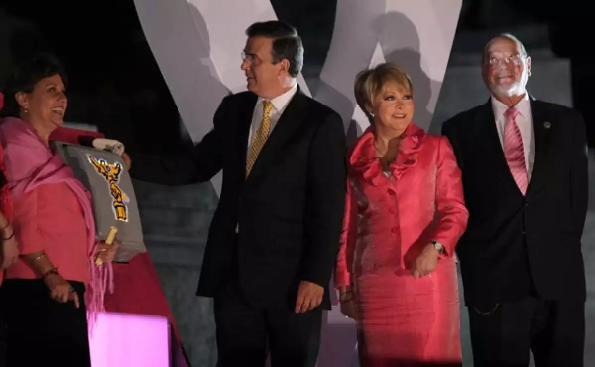 El Gobierno del Distrito Federal a través del Instituto de Las Mujeres del DF y la compañía Estée Lauder lanzaron nuevamente la cruzada contra el cáncer de mama.