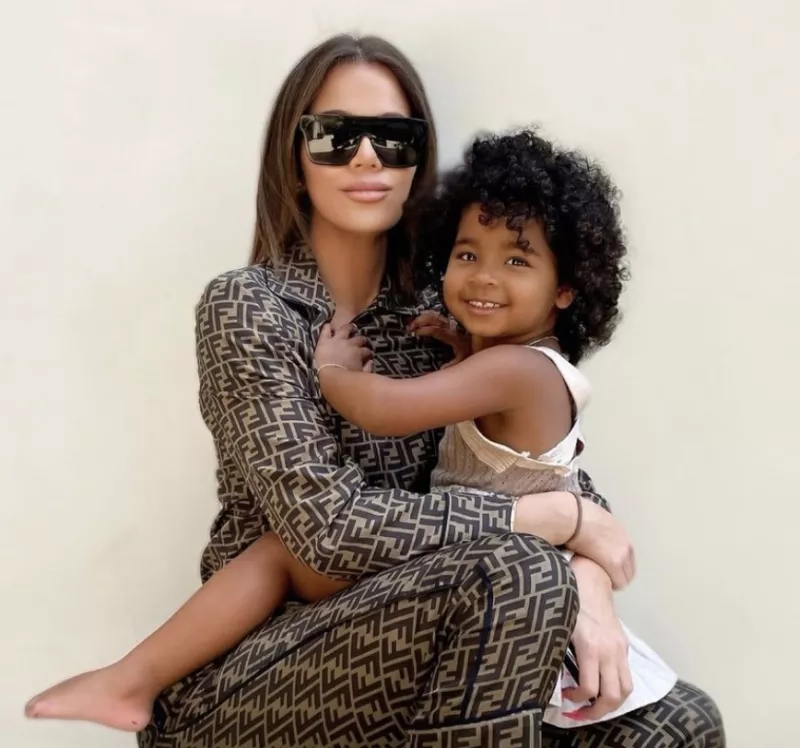 Khloé y True