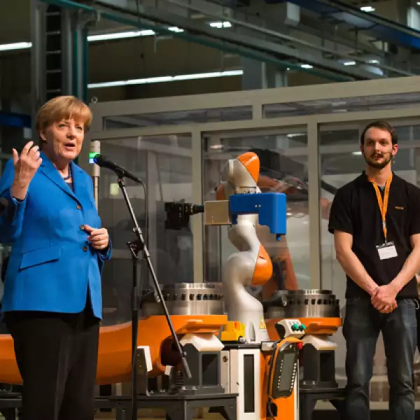 Angela Merkel est� probando un brazo rob�tico