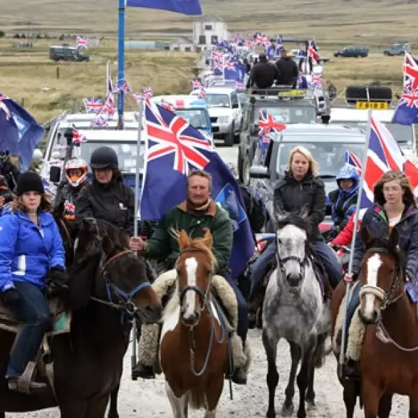 Malvinenses votan en referendo