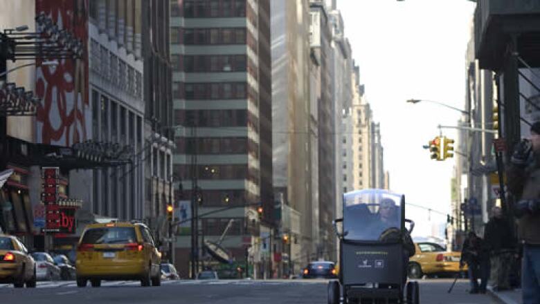El vehículo tiene una autonomía de 56 kilómetros antes de necesitar ser recargado. Las baterías, de litio-ion, proporcionan energía a sus dos motores eléctricos.