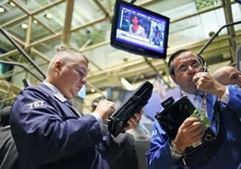 Los mercados accionarios operan con importantes ganancias a media jornada del viernes. (Foto: AP)