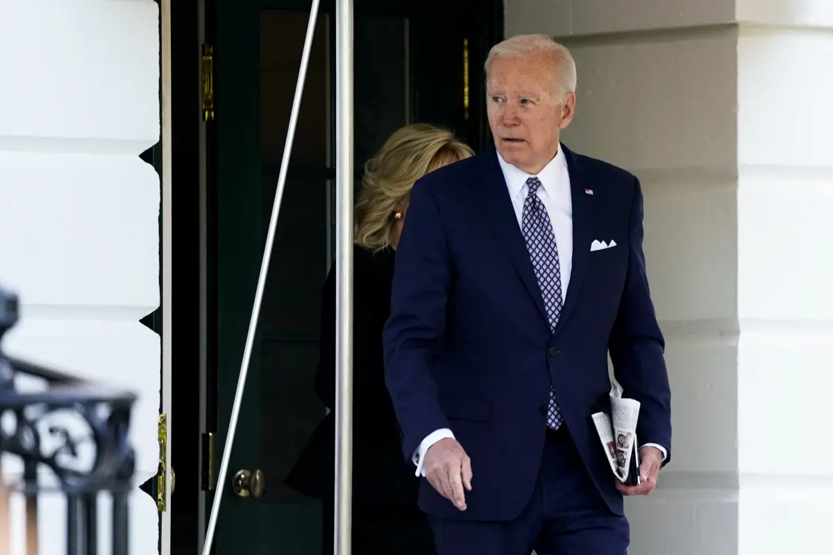 El presidente de Estados Unidos, Joe Bidne, y la primera dama Jill Biden caminan hacia el Marine One antes de partir hacia Buffalo, Nueva York, desde la Casa Blanca. 