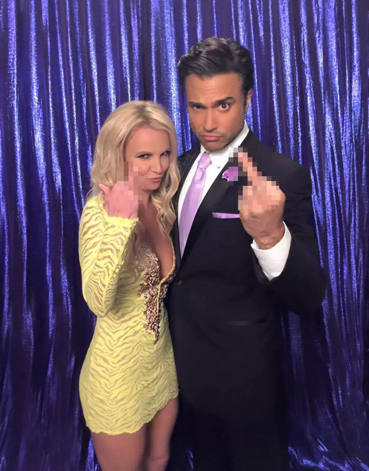 La estrella pop publicó en Facebook una divertida fotografía junto al mexicano tras grabar juntos un capítulo de la serie "Jane the Virgin".
