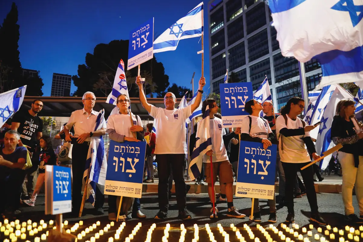 Los manifestantes sostienen banderas israelíes durante una manifestación contra el primer ministro israelí, Benjamin Netanyahu, y la reforma judicial de su gobierno de coalición nacionalista, en Tel Aviv. (Foto: REUTERS/Corinna Kern)