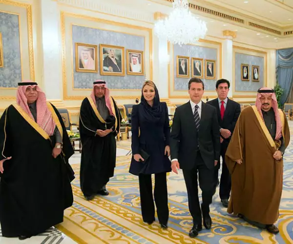 El outfit utilizado por Angélica Rivera consistio en velo, pantalones y abrigo.