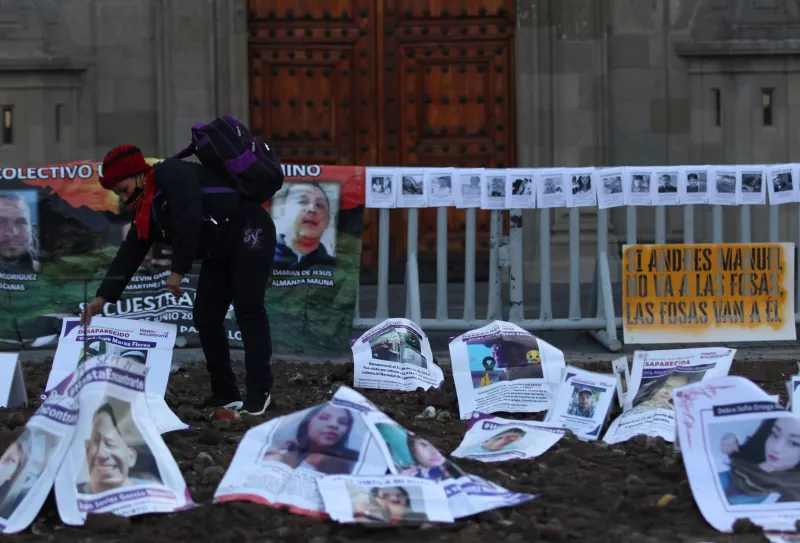 Fosas clandestinas frente a palacio nacional
