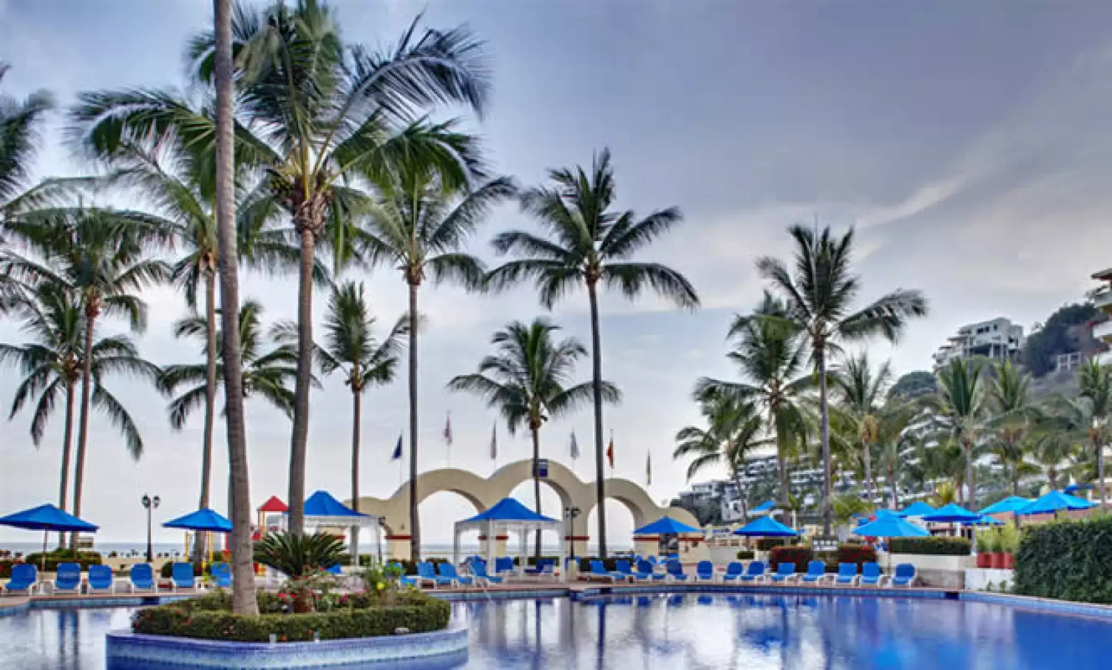 El complejo ofrece a sus huéspedes cuatro piscinas, spa, gimnasio, canchas de tenis, tres bares y cinco restaurantes.