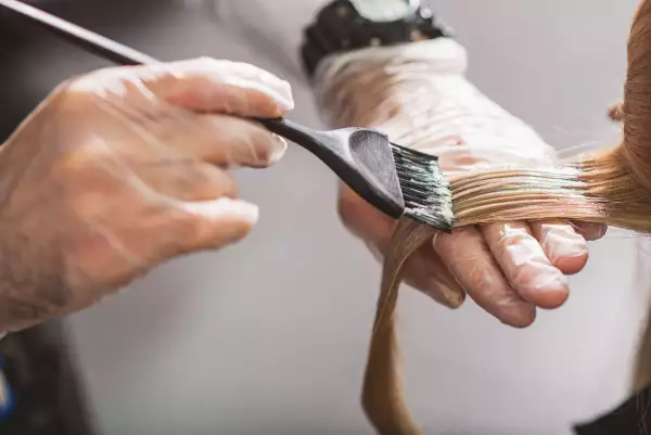 Hairdresser,Is,Dying,Female,Hair