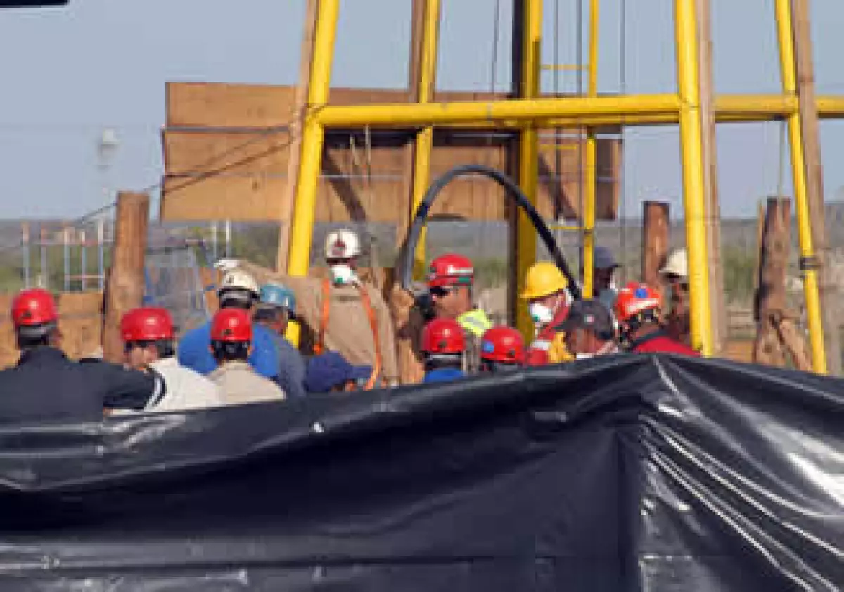 Los trabajos de rescate continúan en la mina de Sabinas, donde ya se han recuperado 7 de las 14 víctimas. (Foto: Notimex)