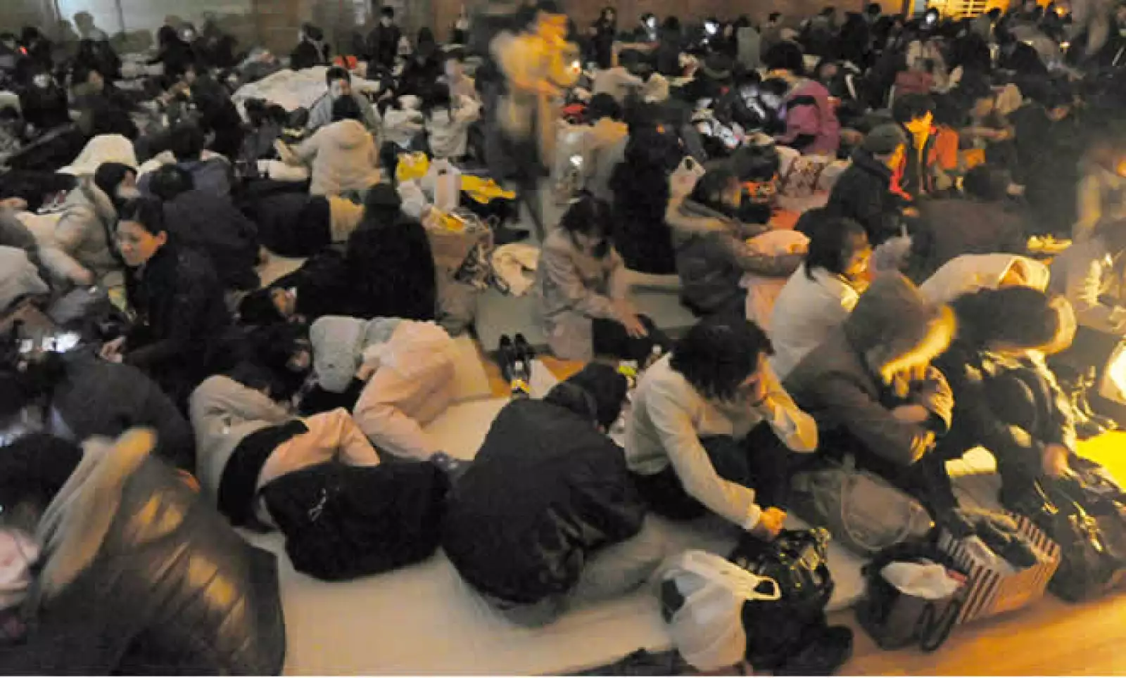 La mayoría de las personas no han podido regresar a sus casas, y ahora se encuentran durmiendo en refugios temporales. En la imagen, uno de los centros en Sendai, en el noreste del país.