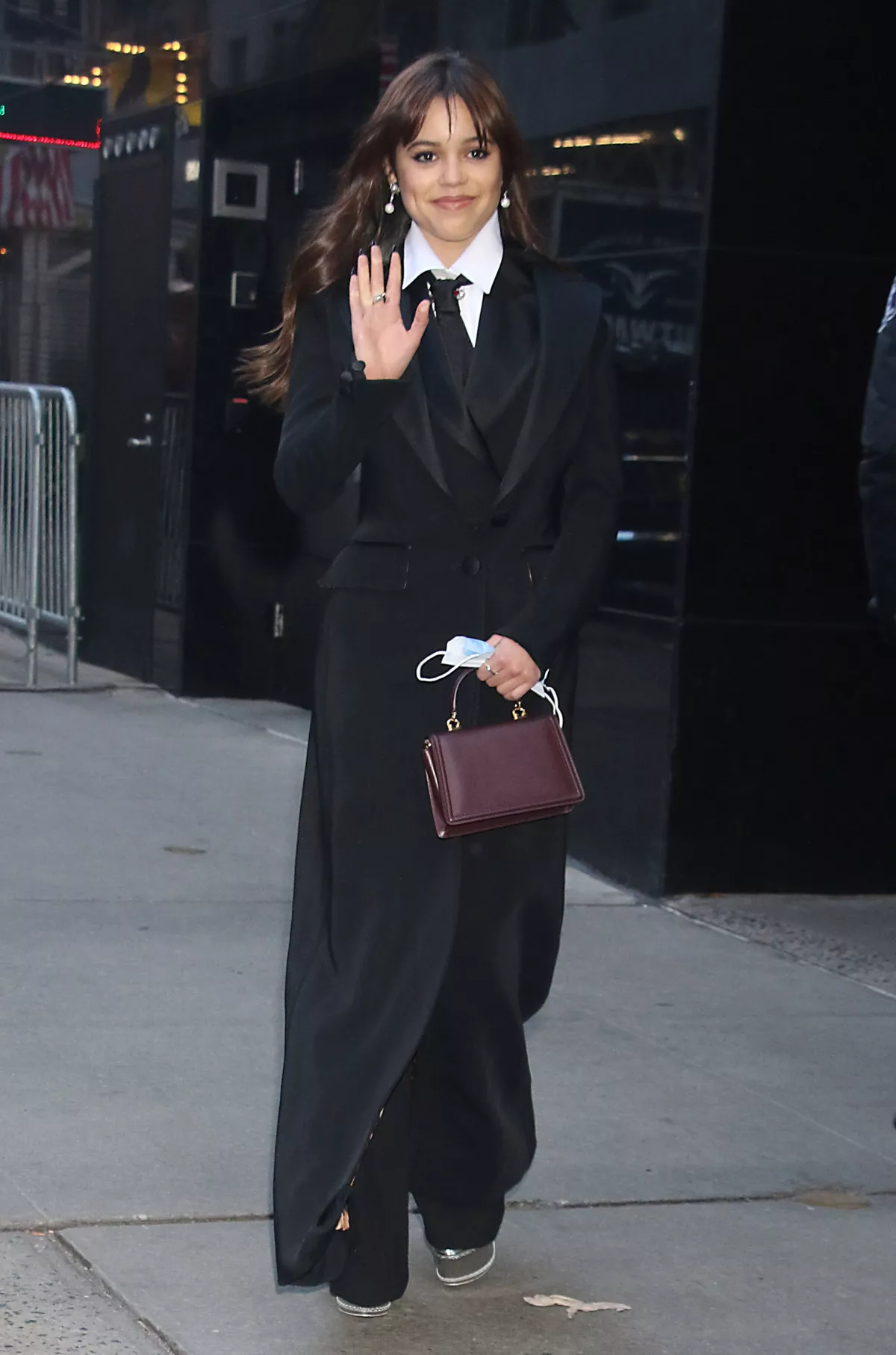 Jenna Ortega le agrega el toque "Merlina" a su look con una corbata negra.