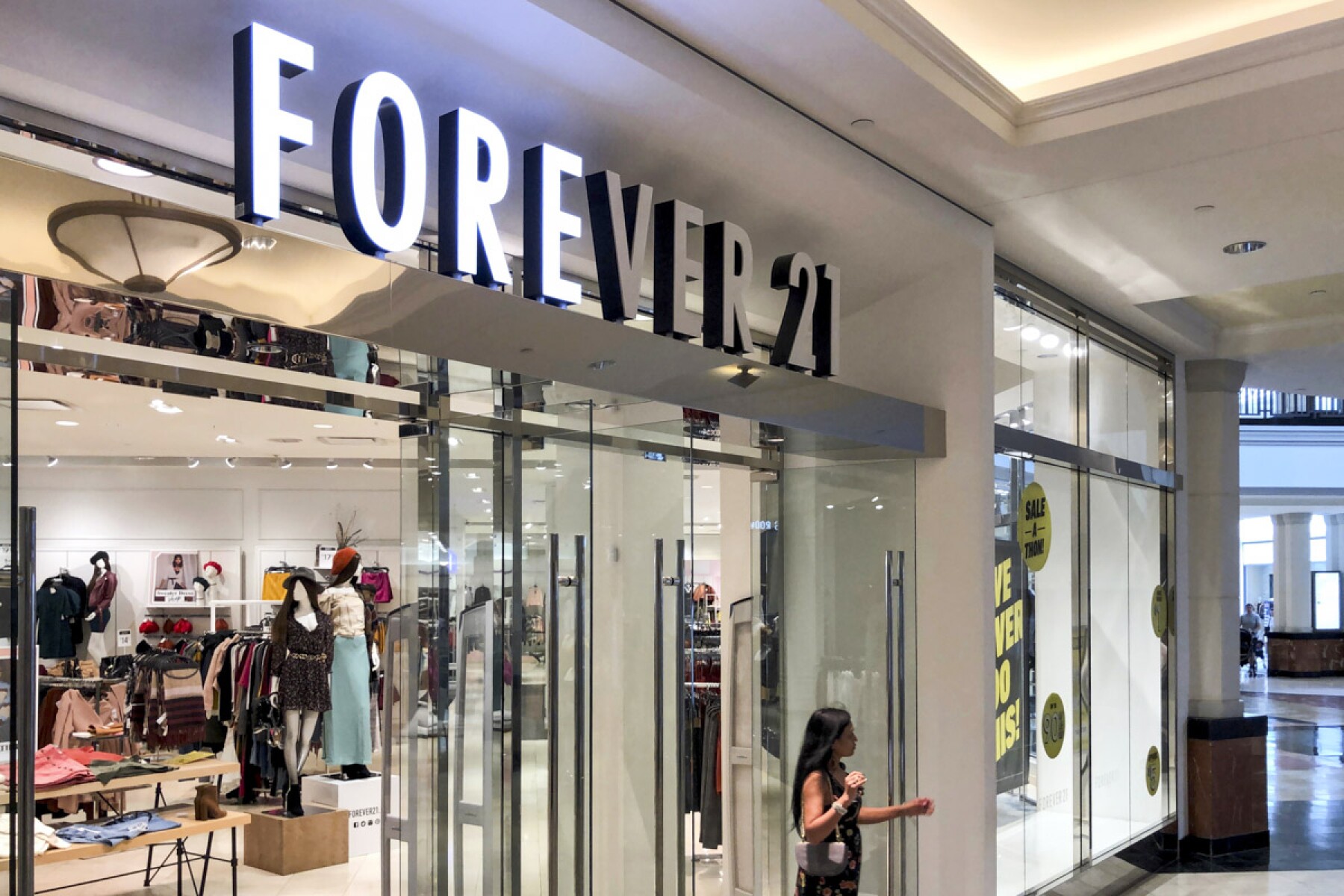 Forever 21 vuelve a México y también llegará a las tiendas departamentales
