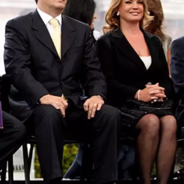 El jefe de gobierno del Distrito Federal asistió acompañado por su esposa, una sonriente Mariagna Pratts.