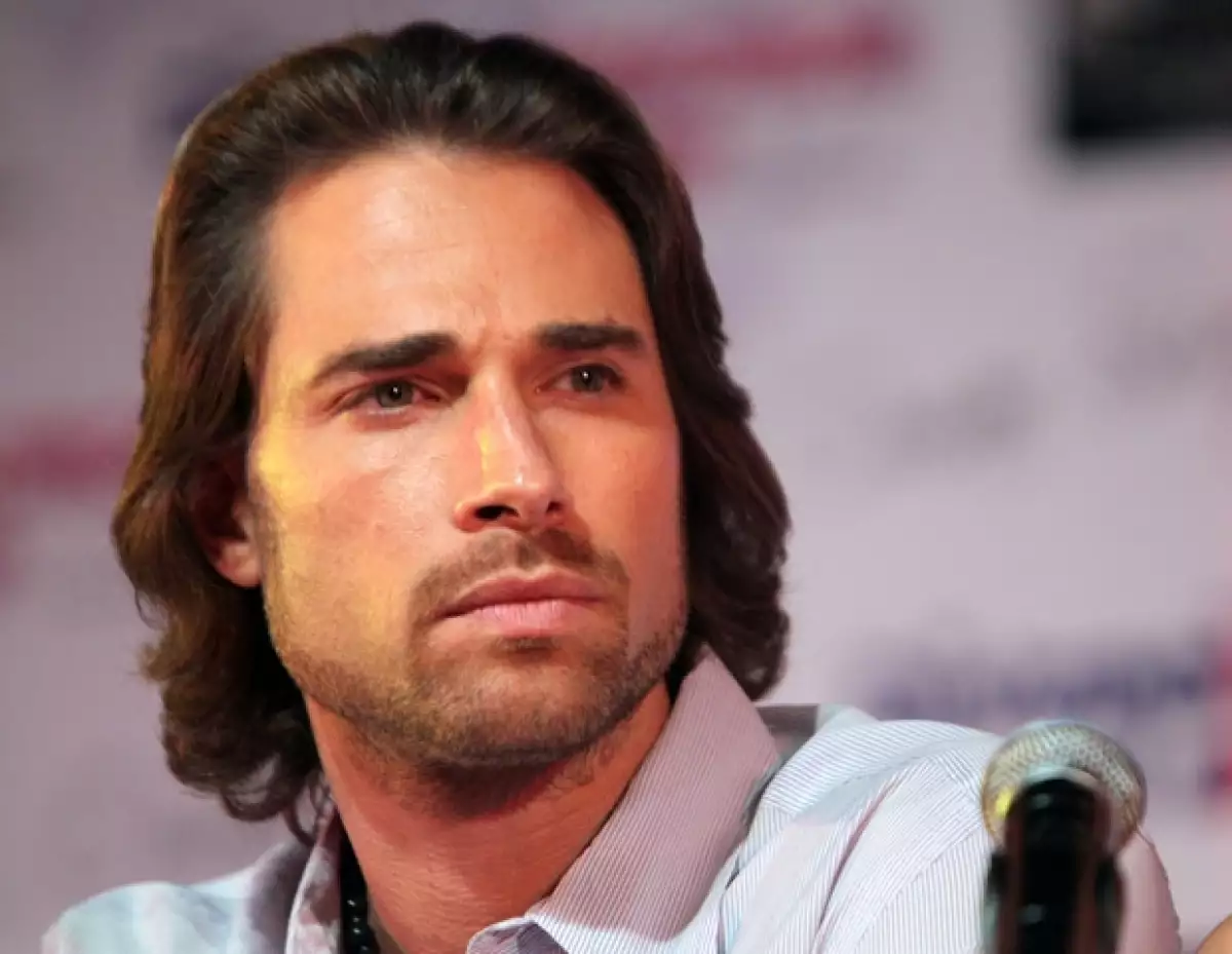 A pesar de ser una figura pública, el guapo actor, quien participará en la obra “Divorciémonos Mi Amor”, sigue un proceso penal contra una revista que ventiló detalles sobre su divorcio.