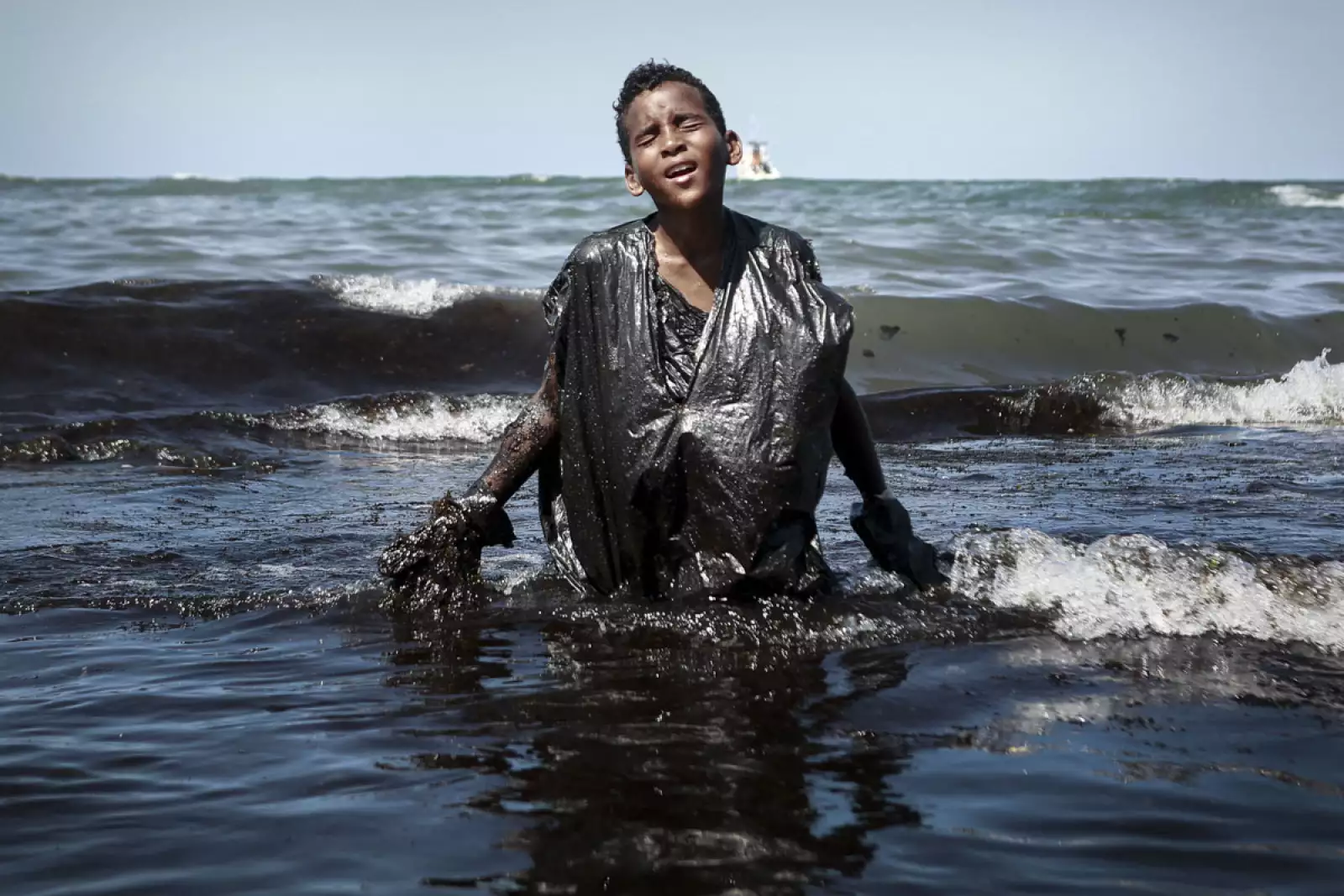 BRAZIL-ENVIRONMENT-POLLUTION-OIL-BEACH