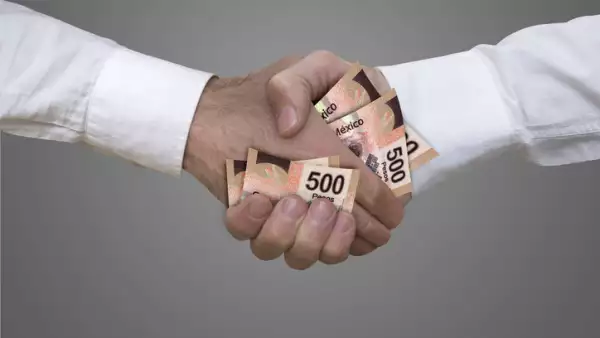 500 pesos bills handshake.