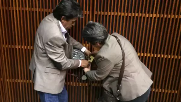 Legisladores del PRD, Movimiento Ciudadano y del Partido del Trabajo encadenaron puertas para evitar el acceso al salón de plenos.