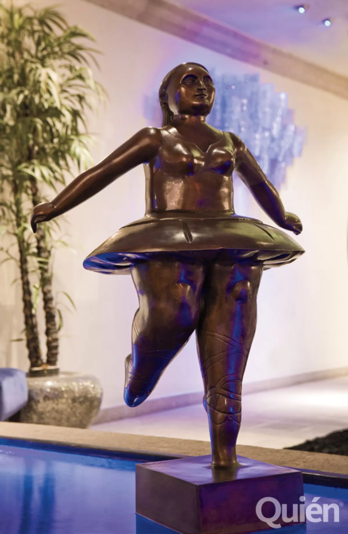 Tiene una bailarina del escultor y pintor colombiano Fernando Botero.