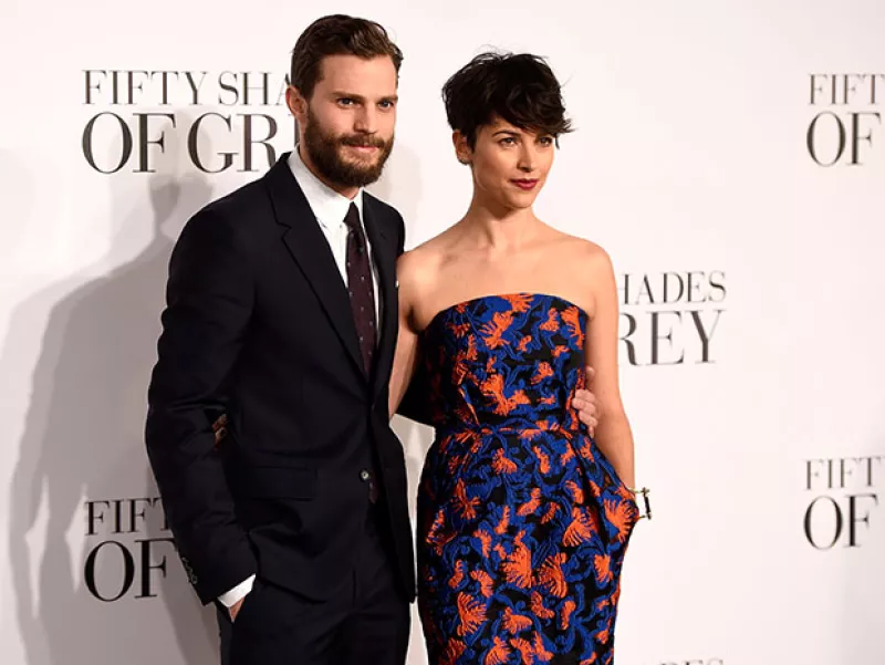 Mr. Grey es todo un padre de familia. Según E! News, el actor espera junto a su esposa Amelia Warner a quien será el hermanito o hermanita de la pequeña Dulcie.