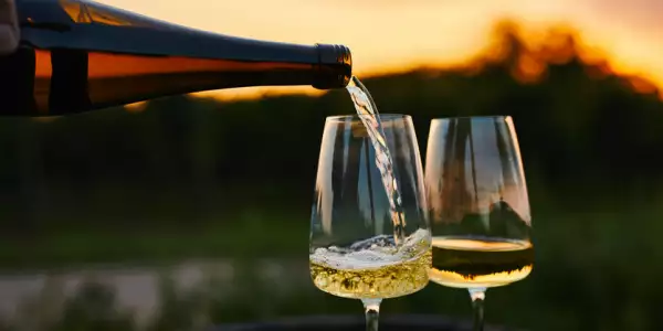 Dos copas de vino blanco en pleno atardecer
