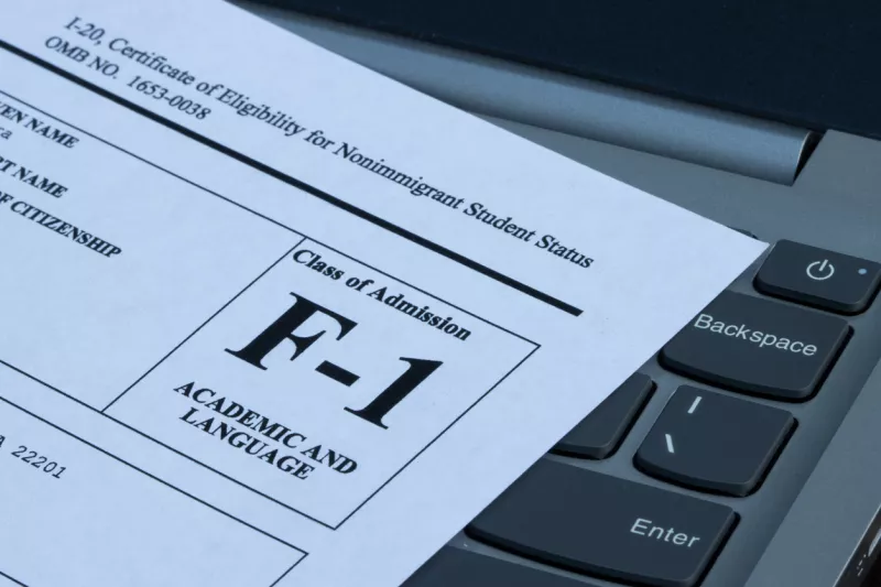 Primer plano de una muestra del Formulario I-20, Certificado de Elegibilidad para el Estatus de Estudiante No Inmigrante.